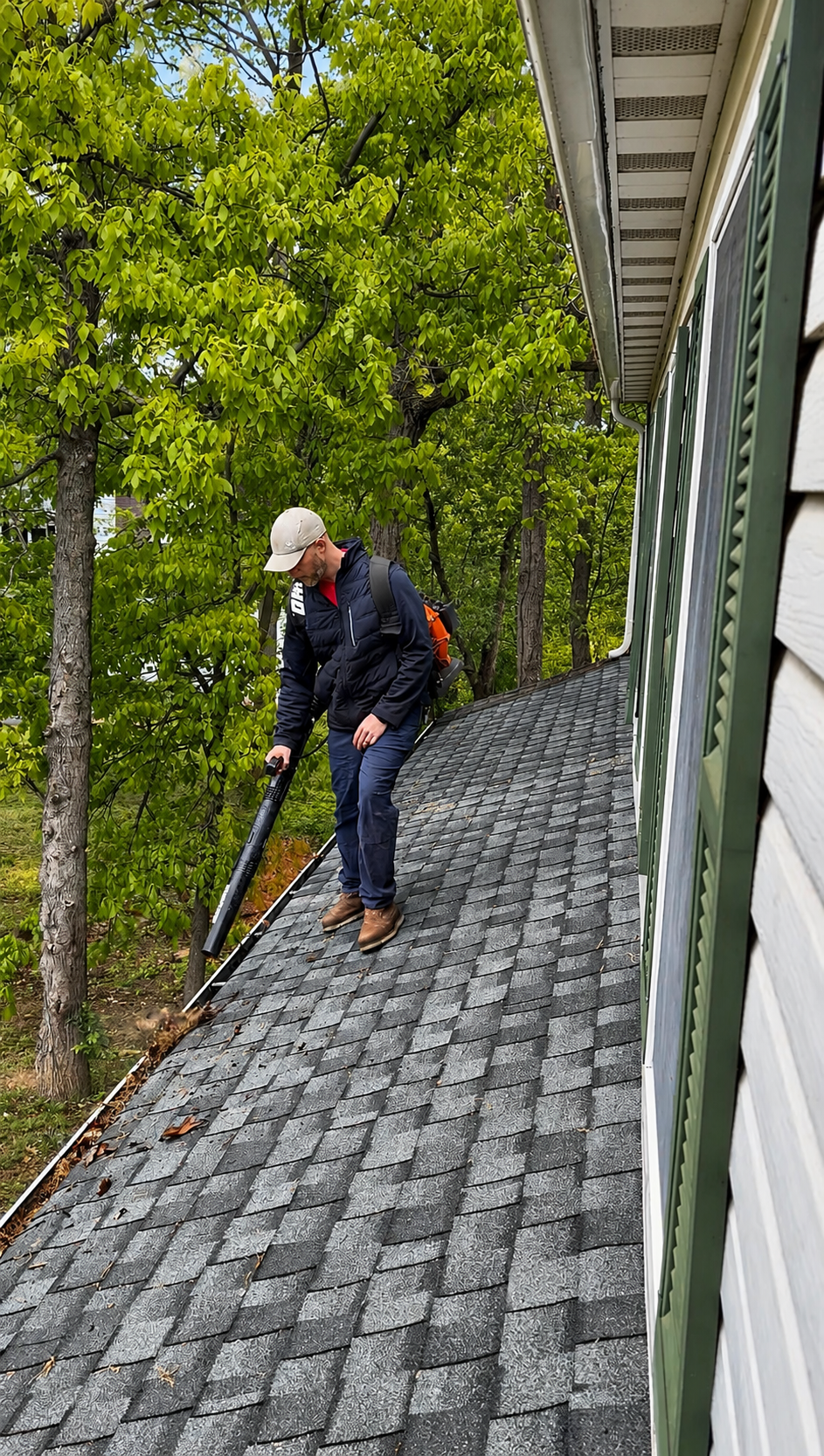 Blue Ridge Power Washing cleaning gutters